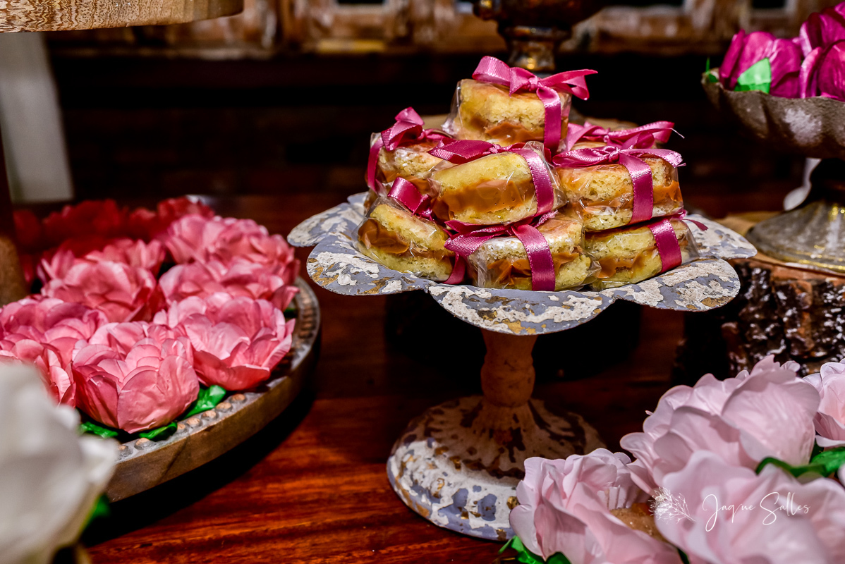 Inspirações de Decoração Floral para Mini Wedding realizado durante do dia. Fotografia de Jaque Salles