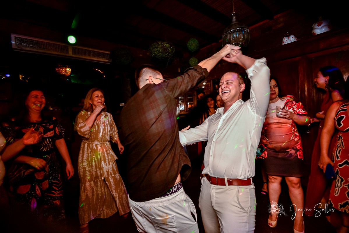 A Pista de Dança do Restaurante Laguna foi o local mais animado do Casamento da Noiva Ingrid e do Noivo Renato. Fotografia de Jaque Salles