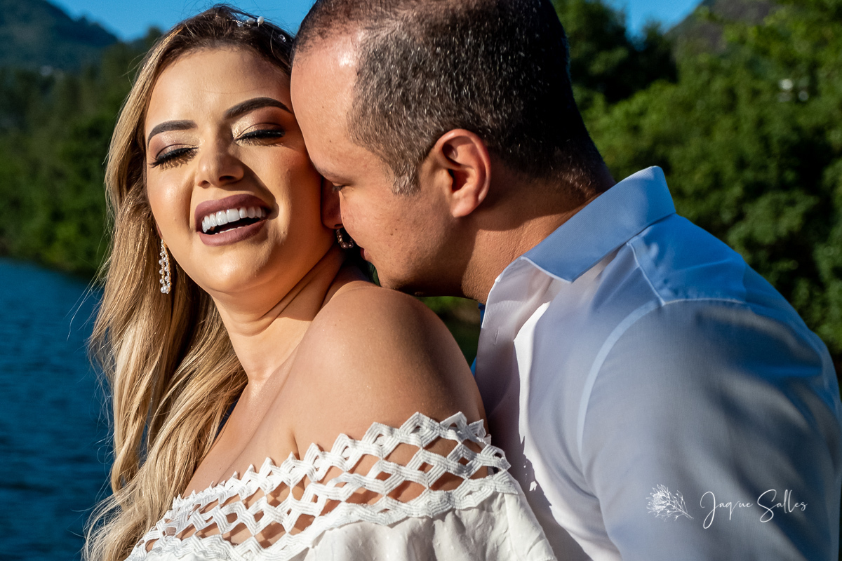 Ensaio Pré Casamento realizado na Ilha da Gigóia, Barra da Tijuca, Rio de Janeiro, RJ.  O ensaio Pré Wedding dos Noivos Ingrid e Renato aconteceu momentos antes do Casamento, as margens da Lagoa de Marapendi. Fotografia de Jaque Salles