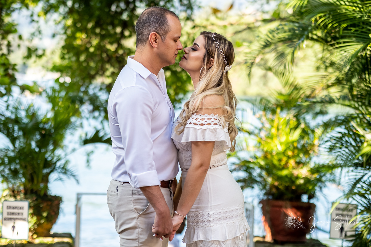 Mini Wedding na Barra da Tijuca, RJ. O jantar para comemorar o Casamento da Ingrid e do Renato aconteceu no Restaurante Laguna localizado na Ilha da Gigóia. Quem conta toda essa história é a Fotógrafa Jaque Salles 