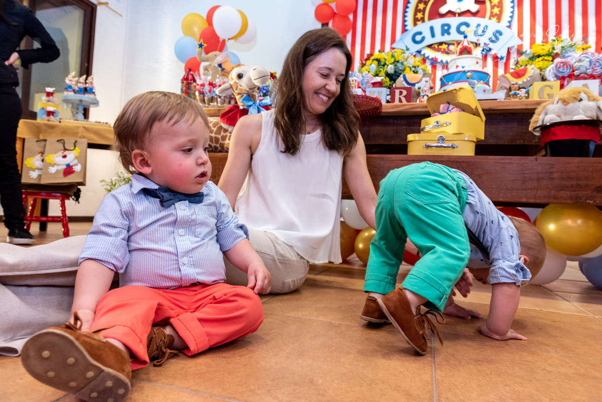 Gabriel e Arthur comemoram 1 ano com Festa Circo Vermelho. O Aniversário aconteceu na cidade de Petrópolis, região de Itaipava RJ. A Fotografia ficou por conta da Fotógrafa de Família Jaque Salles