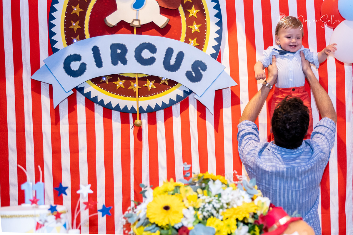 Festa de Aniversário de 1 ano dos Gêmeos Arthur e Gabriel no Hotel Vila Bavária, Itaipava - Petrópolis. O tema da Festa Circo Vermelho foi sucesso entre os convidados. Fotografia de Jaque Salles