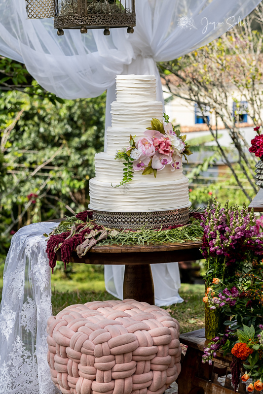 Bolo de Casamento Floral é tendência entre as Noivas em 2020. A Fotógrafa de Casamento Jaque Salles mostra tudo sobre essa Decoração Clean e Inspiradora para Noivas Clássicas e Moderninhas.