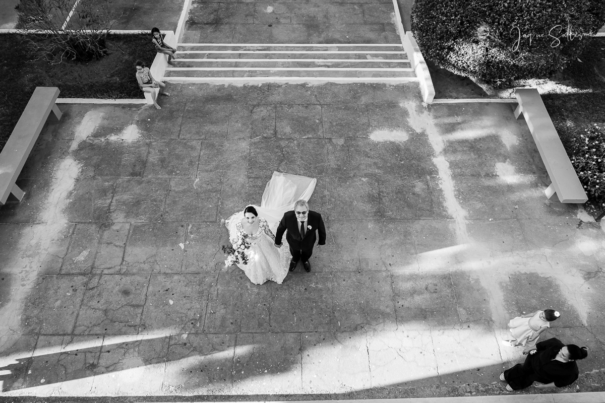 Noiva aguardando para entrar na Igreja de Santa Thereza D’ávila em Rio das Flores - RJ. Imagens da Fotógrafa de Casamento Jaque Salles Fotografia