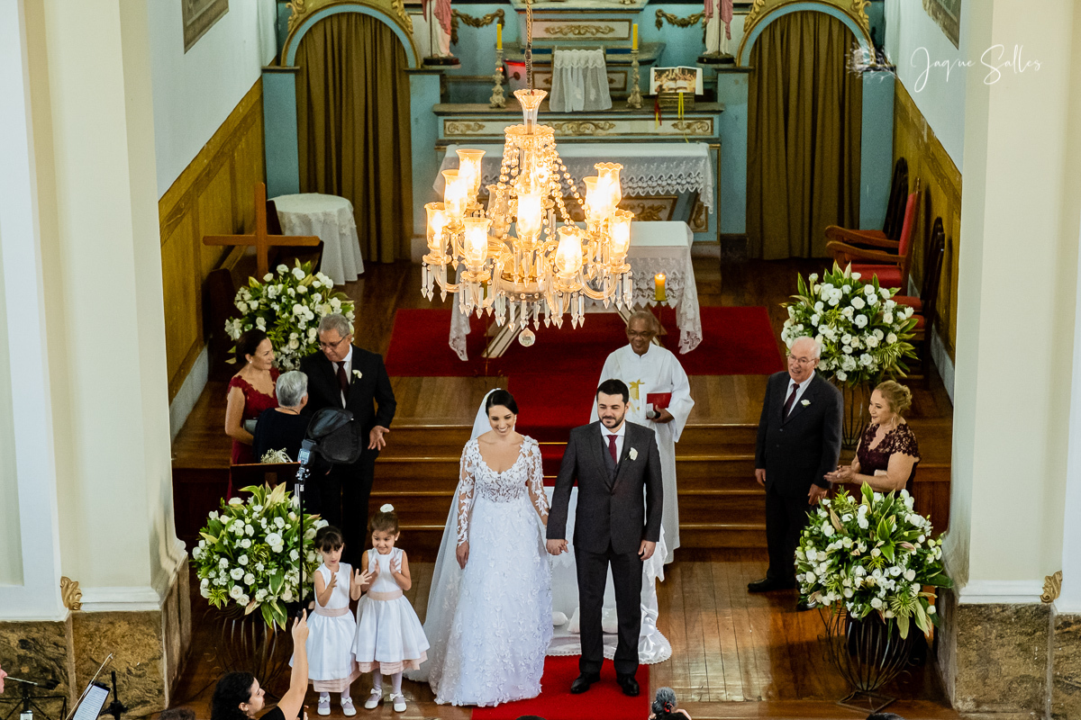Casamento de dia na charmosa Igreja de Santa Thereza D’ávila em Rio das Flores - RJ. Fotografia de Jaque Salles
