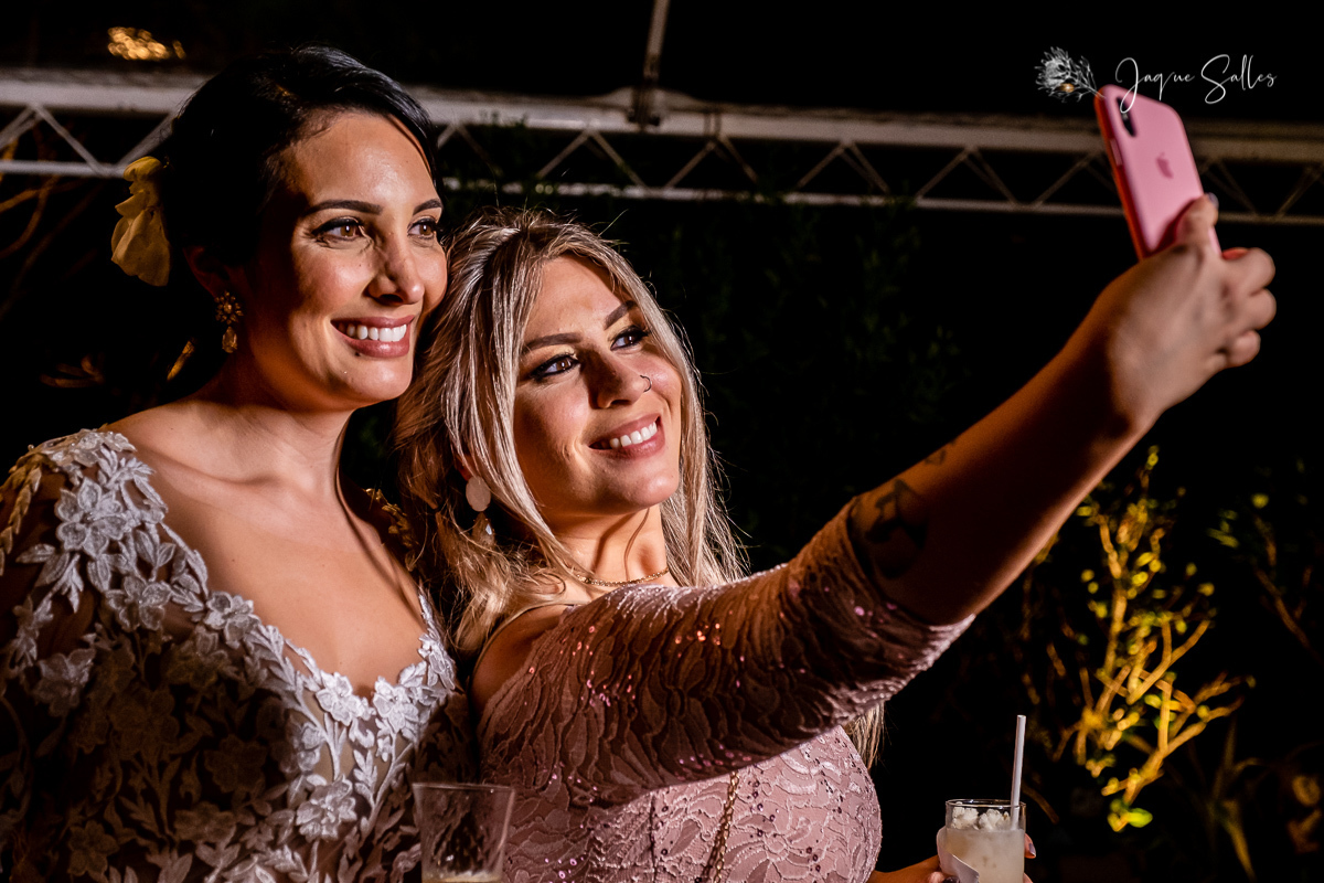 Comprimento dos convidados a Noiva Priscila em sua Festa de Casamento em Rio das flores, RJ. Imagens da Fotógrafa de Casamento Jaque Salles