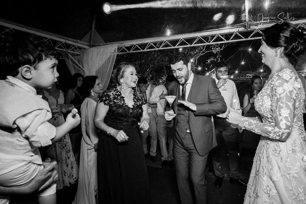 Animação contagiante dos Convidados e Noivos é marca registrada do Casamento da Priscila e do Cadu. A Cerimônia e Festa de Casamento aconteceu em Rio das Flores - RJ  e teve como Fotógrafa do Casamento Jaque Salles Fotografia