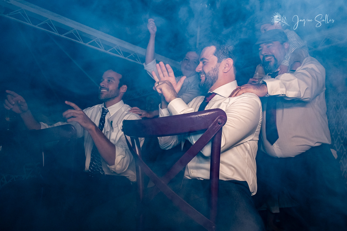 Animação contagiante dos Convidados e Noivos é marca registrada do Casamento da Priscila e do Cadu. A Cerimônia e Festa de Casamento aconteceu em Rio das Flores - RJ  e teve como Fotógrafa do Casamento Jaque Salles Fotografia