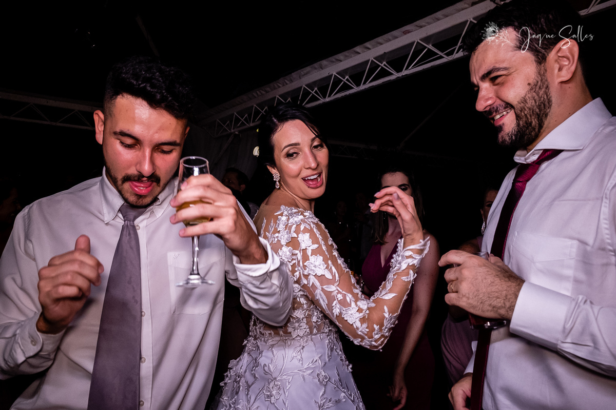 Animação contagiante dos Convidados e Noivos é marca registrada do Casamento da Priscila e do Cadu. A Cerimônia e Festa de Casamento aconteceu em Rio das Flores - RJ  e teve como Fotógrafa do Casamento Jaque Salles Fotografia