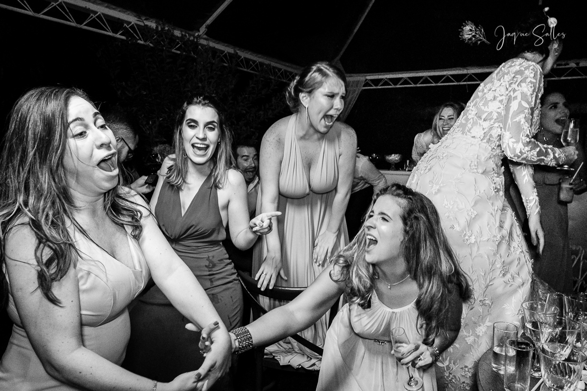 Animação contagiante dos Convidados e Noivos é marca registrada do Casamento da Priscila e do Cadu. A Cerimônia e Festa de Casamento aconteceu em Rio das Flores - RJ  e teve como Fotógrafa do Casamento Jaque Salles Fotografia