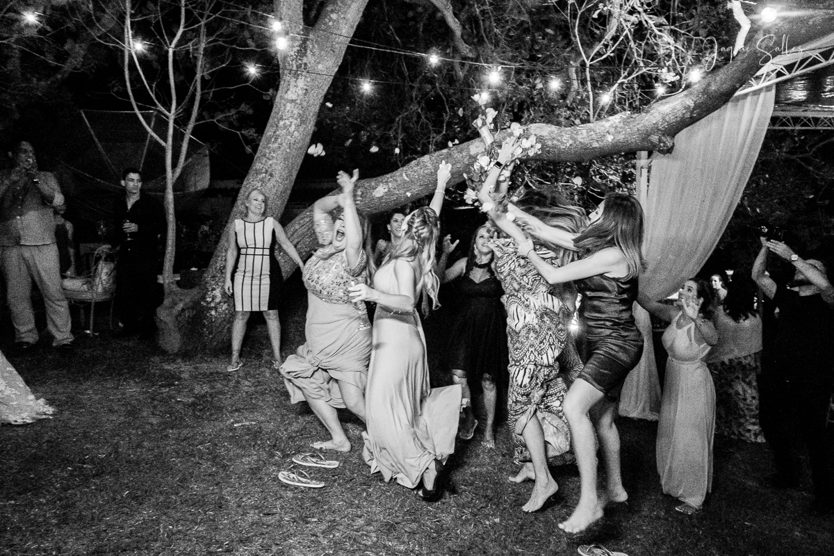 Hora de jogar o Buquê, Madrinhas prontas para se Casar! O registro completo da Festa ficou por conta da Fotógrafa de Casamento Jaque Salles