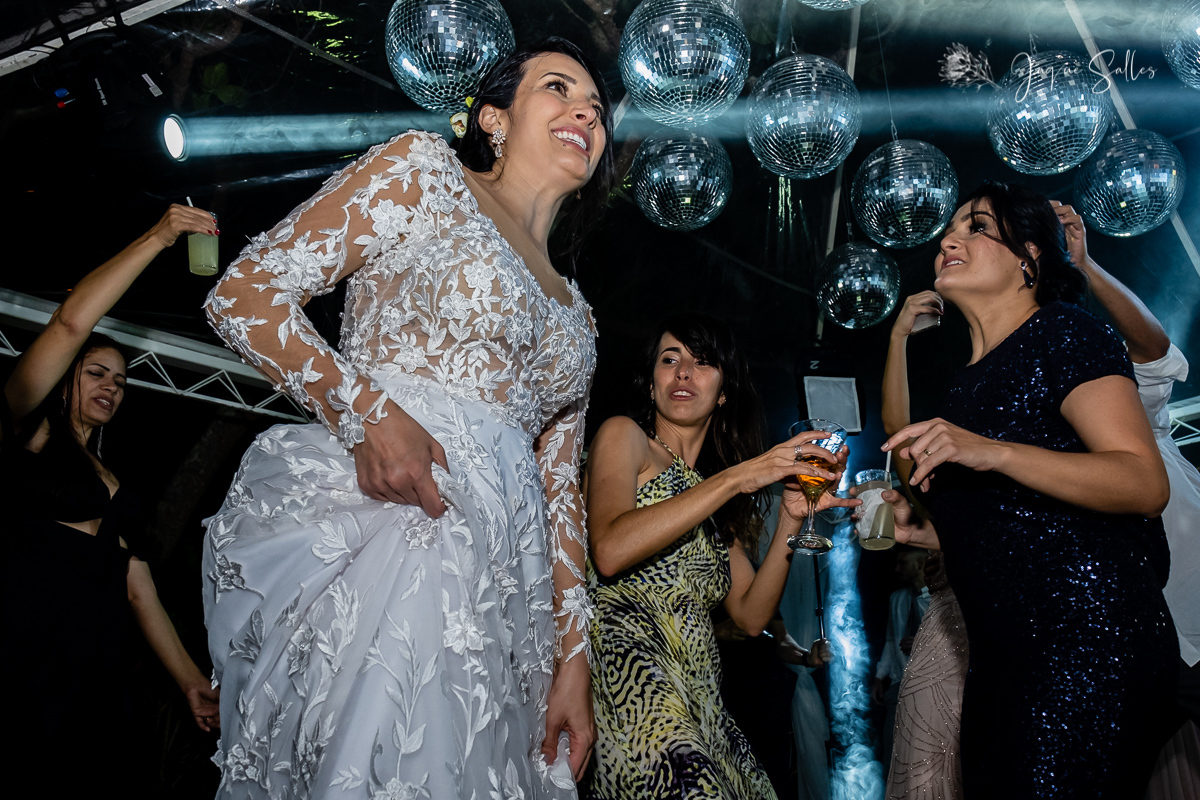 Animação contagiante dos Convidados e Noivos é marca registrada do Casamento da Priscila e do Cadu. A Cerimônia e Festa de Casamento aconteceu em Rio das Flores - RJ  e teve como Fotógrafa do Casamento Jaque Salles Fotografia