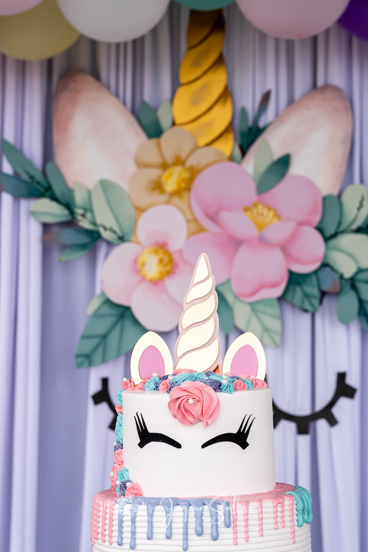 Detalhe de Bolo inspirado na Festa de menina com o tema Unicórnio. A Festa aconteceu em Búzios, RJ e teve como Fotógrafa Jaque Salles Fotografia