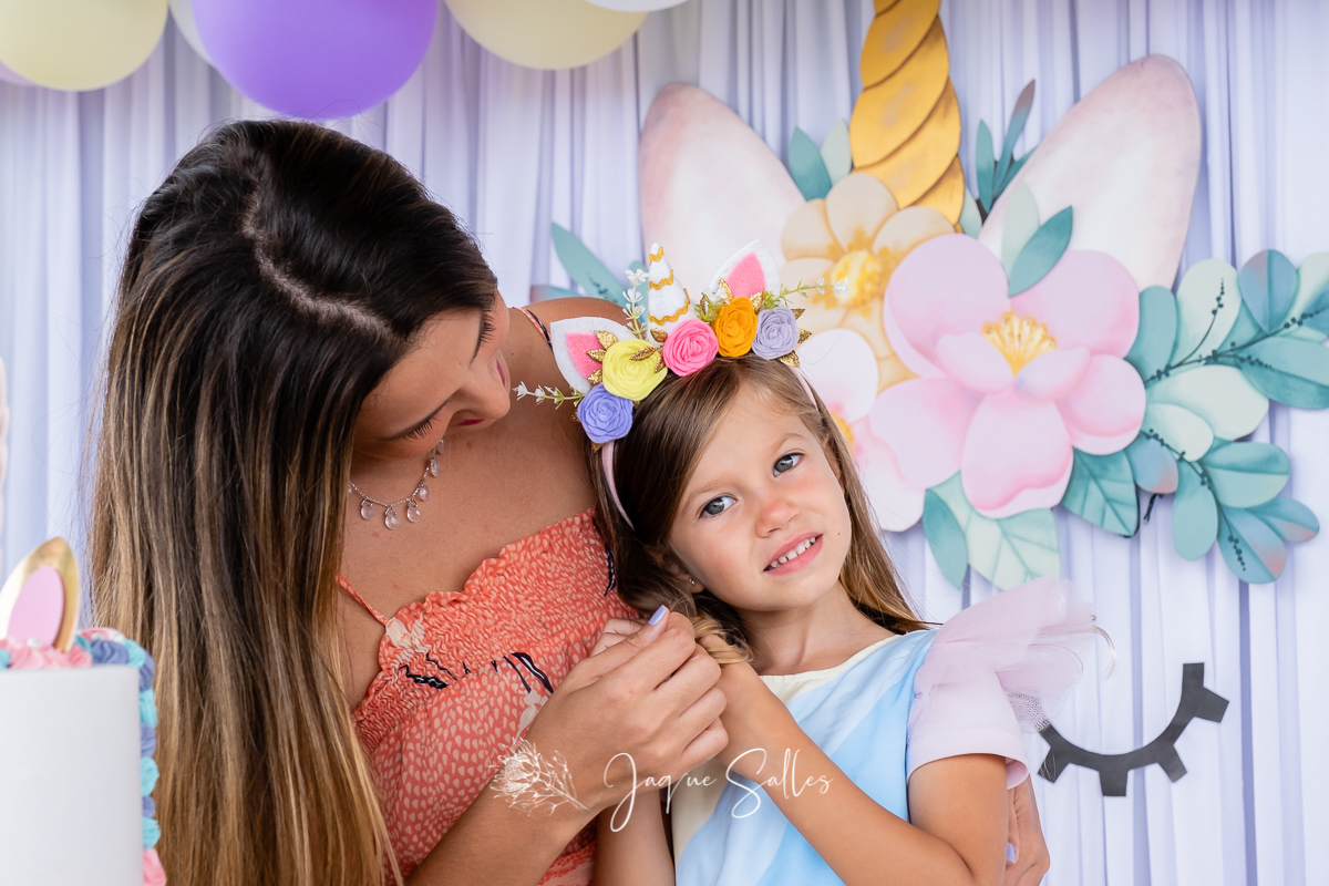 Fotografia de mãe e filha registrados pela Fotógrafa Infantil Jaque Salles. A cena foi fotografada em Búzios, RJ. A Festa de quatro anos teve como tema o Unicórnio 