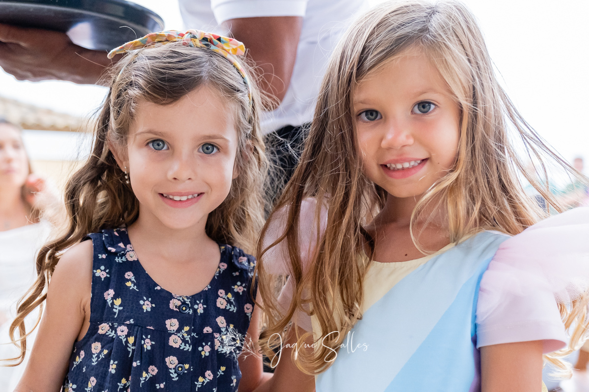 Aniversariante vestida de Unicórnio recebe amigos em sua Festa de Unicórnio. A Festa de Aniversário da Maria Luiza aconteceu em Búzios, RJ e teve como Fotógrafa Jaque Salles Fotografia