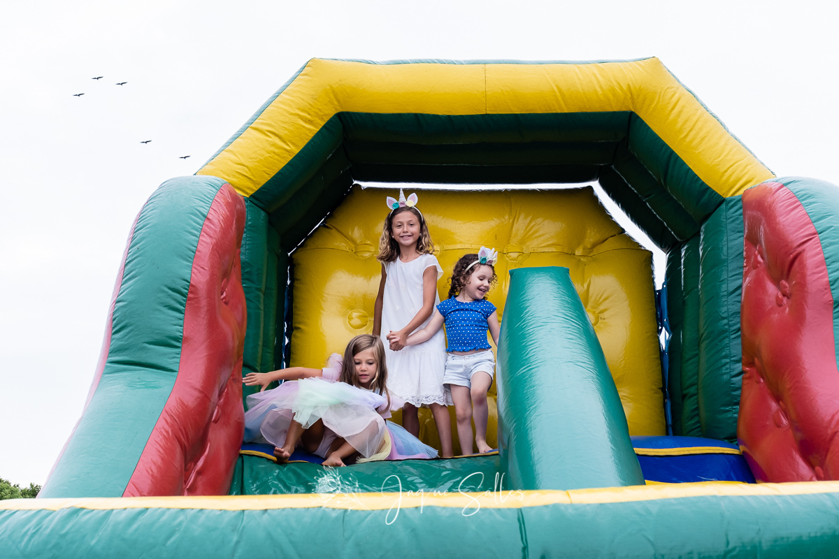 Aniversariante vestida de Unicórnio recebe amigos em sua Festa de Unicórnio. A Festa de Aniversário da Maria Luiza aconteceu em Búzios, RJ e teve como Fotógrafa Jaque Salles Fotografia