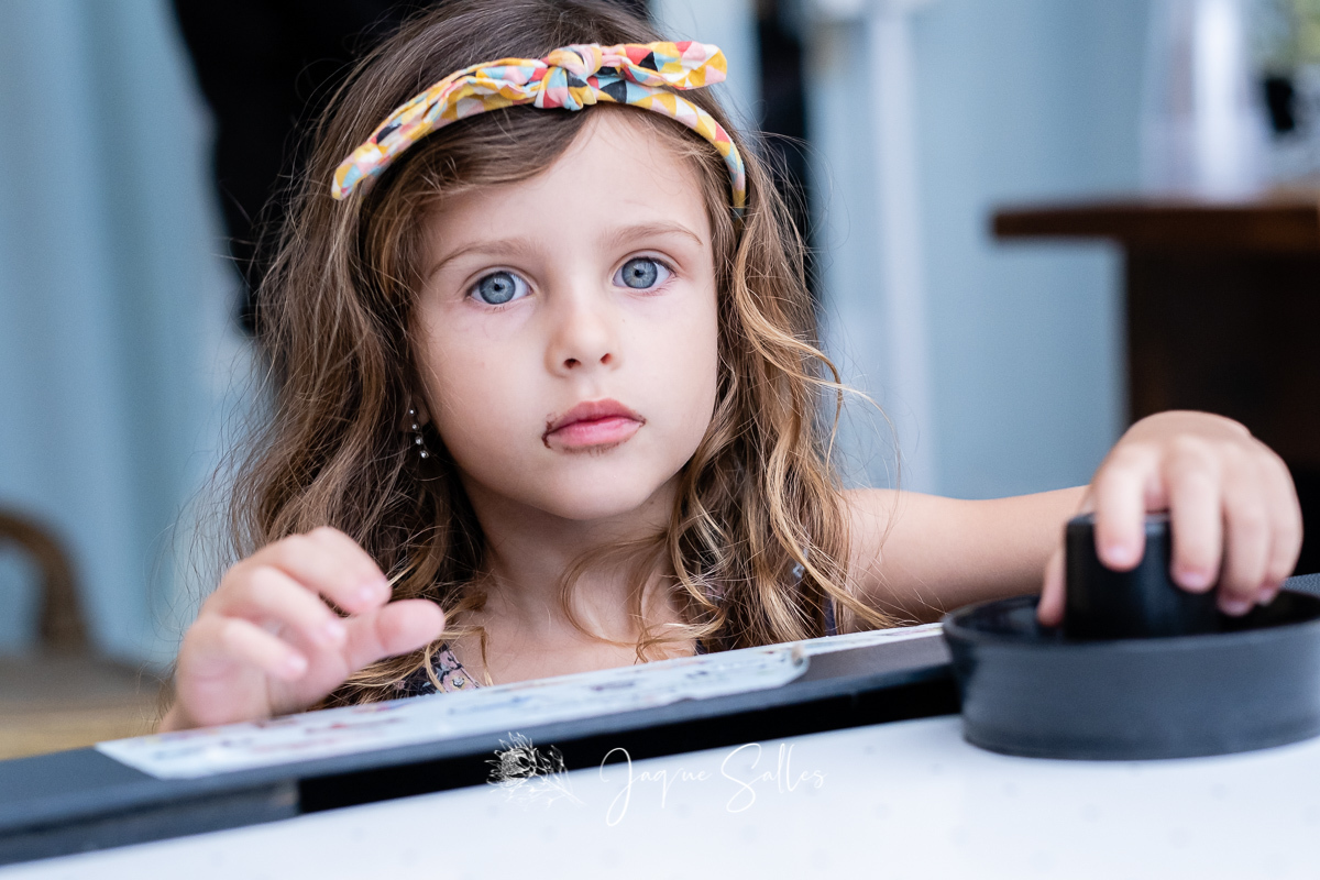 Retrato de criança registrado pela Fotógrafa Infantil Jaque Salles. Fotos realizadas em Búzios, RJ 