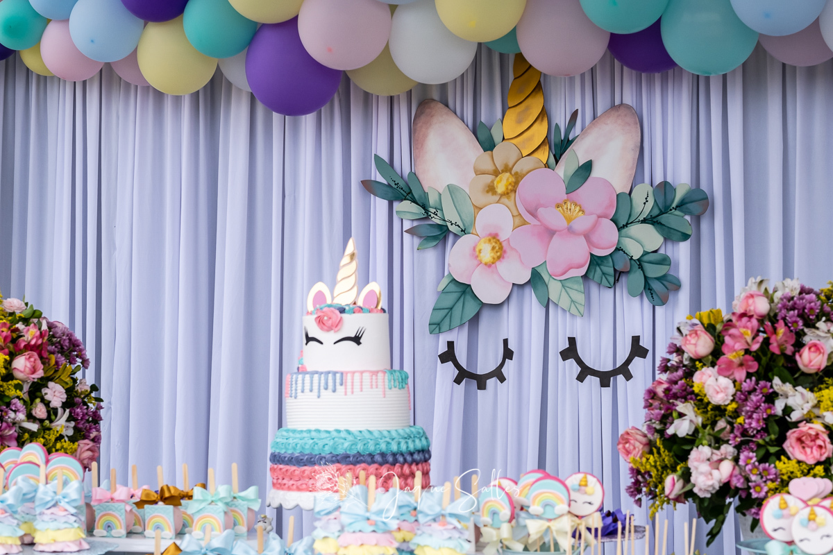 Imagens de decoração e Bolo inspirados na Festa de Unicórnio. A Festa aconteceu Búzios, RJ e teve como Fotógrafa Jaque Salles Fotografia