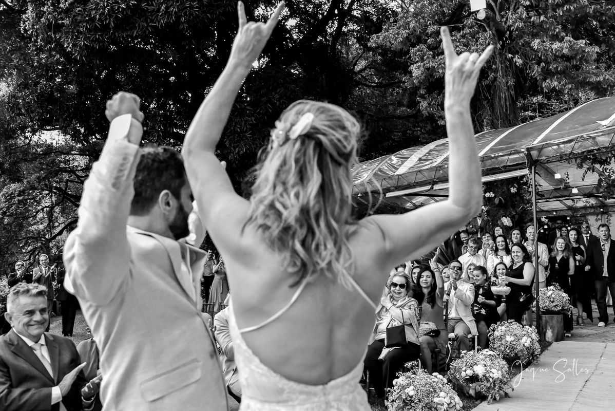 Noivos comemoram seu Casamento  na Casa de Santa Tereza - RJ. O Casamento durante o dia se estendeu até a noite e Jaque Salles foi a Fotógrafa responsável por registrar todos esses momentos.