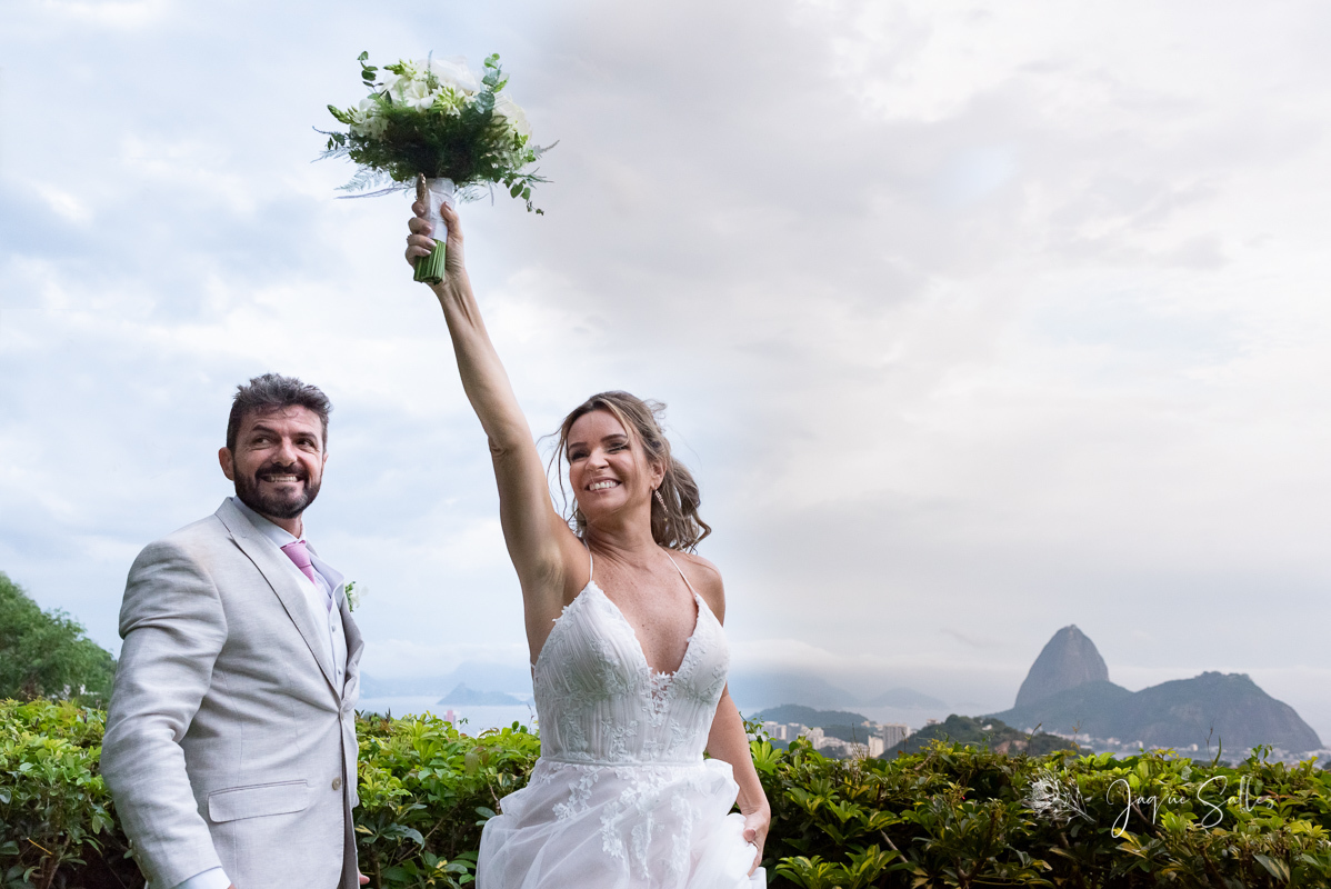 Com vista panorâmica para o Pão de Açucar, Baía de Guanabara e Cristo Redentor os Noivos Aurora e Márcio se Casam na Casa de Santa Tereza no Rio de Janeiro. A Cerimónia de Casamento aconteceu durante o dia e teve como Fotógrafa do Evento Jaque Salles