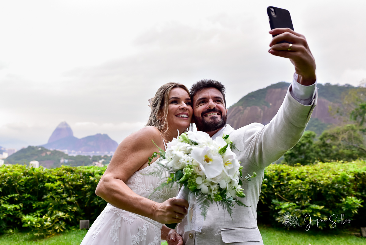 Noivos tiram selfie após se casarem na Casa de Santa Tereza - RJ. O Casamento durante o dia se estendeu até a noite e Jaque Salles foi a Fotógrafa responsável por registrar todos esses momentos.