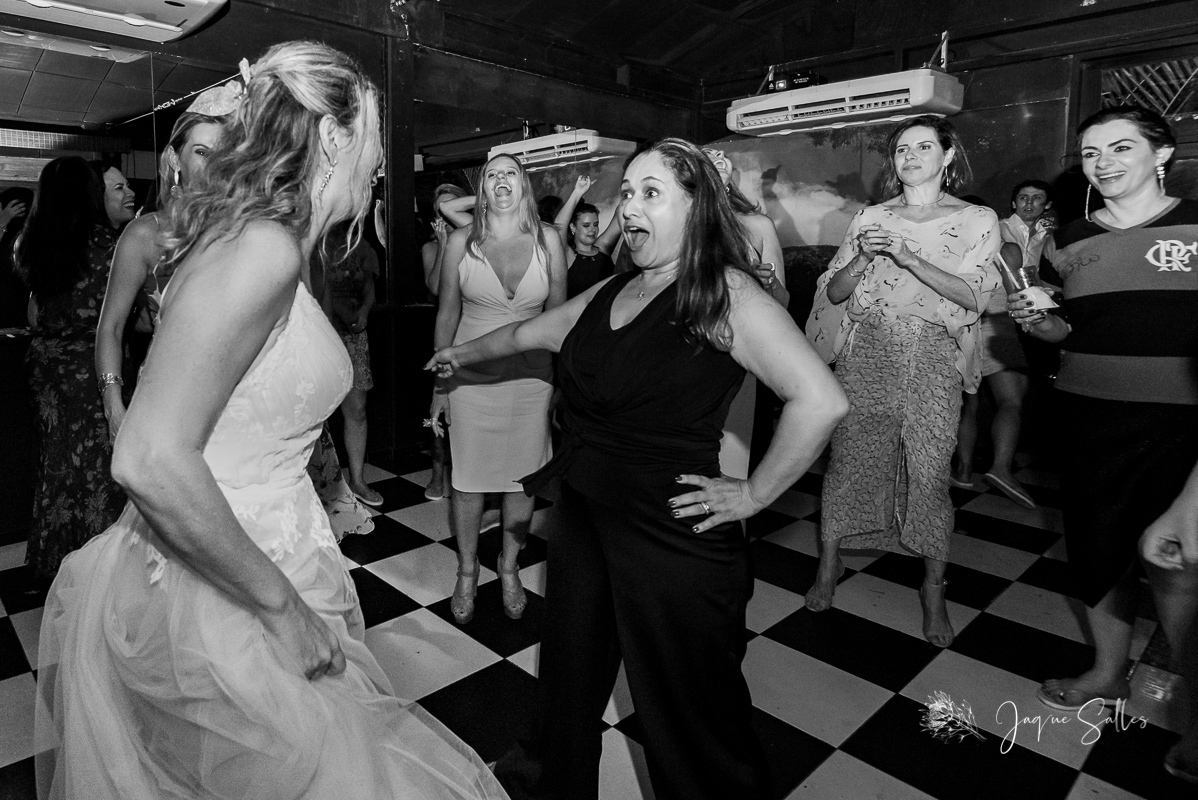 Noivos comemoram seu Casamento  na Casa de Santa Tereza - RJ. O Casamento durante o dia se estendeu até a noite e Jaque Salles foi a Fotógrafa responsável por registrar todos esses momentos.