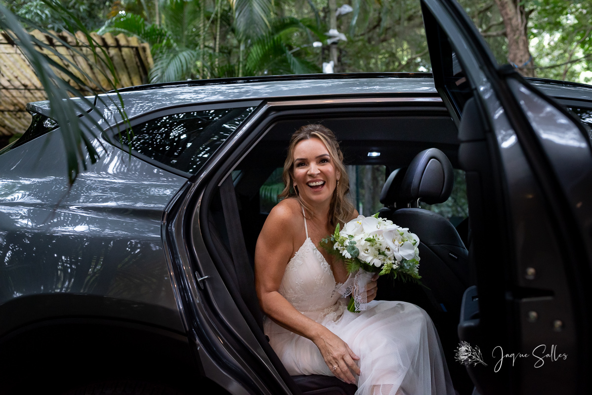 Noiva feliz saindo do carro pronta para se Casar. Fotografia de Jaque Salles