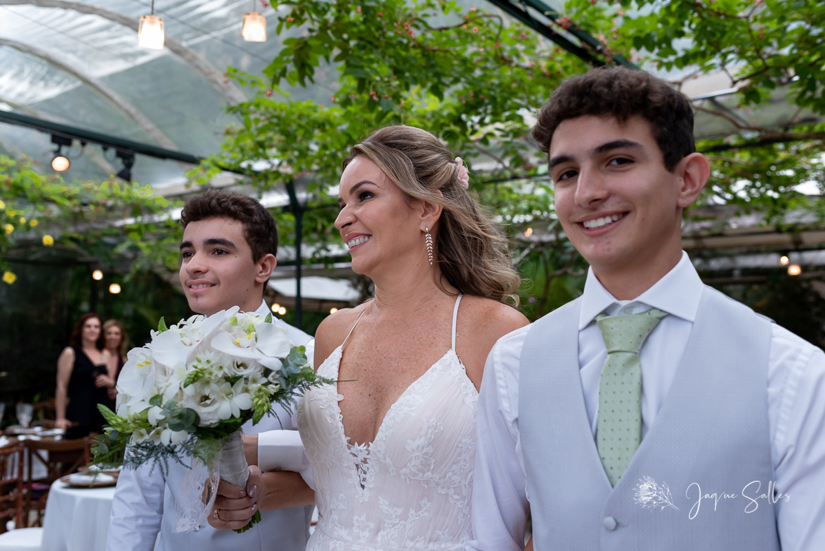 Filhos conduzem a Noiva Aurora aos braços do Noivo e pai dos respectivos adolescentes Márcio. O casamento aconteceu na Casa de Santa Tereza - RJ e foi Fotografado por Jaque Salles