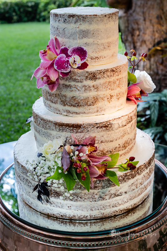 Imagem do Bolo de Casamento dos Noivos Aurora e Márcio. O Casamento aconteceu durante o dia na Casa de Santa Tereza, que fica aos pés do Cristo Redentor. Fotografia de Jaque Salles 