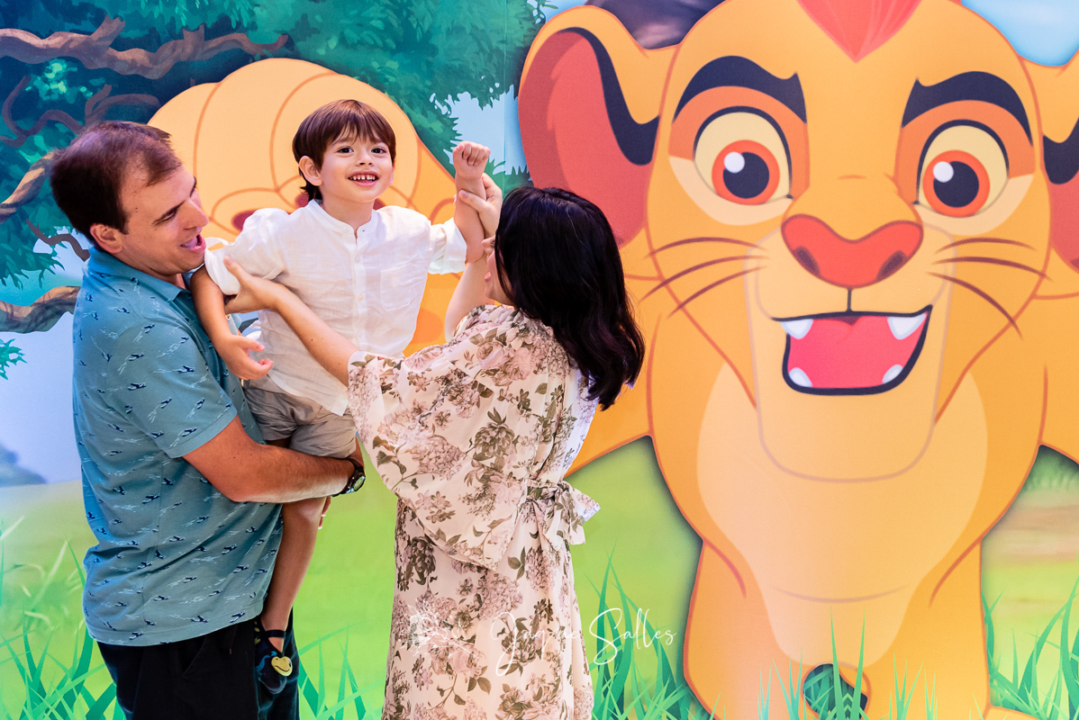 Joaquim faz 4 anos e comemora seu aniversário na Folia Encantada, Barra da Tijuca - RJ. A inspiração para o tema da festa vem da Disney. A Guarda do Leão foi toda idealizada pela decoradora Leticia Melgaço e a Fotografia foi da Fotógrafa Jaque Salles