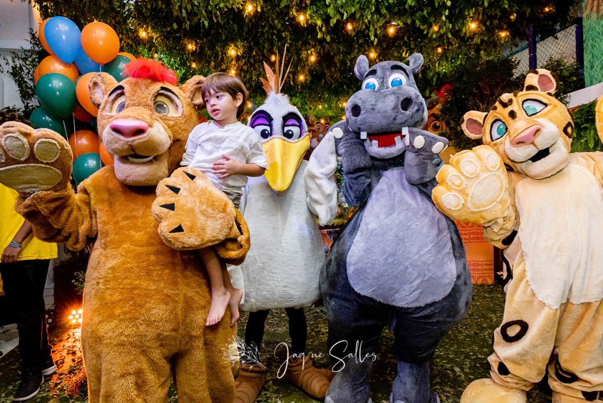 Joaquim faz 4 anos e comemora seu aniversário na Folia Encantada, Barra da Tijuca - RJ. A inspiração para o tema da festa vem da Disney. A Guarda do Leão foi toda idealizada pela decoradora Leticia Melgaço e a Fotografia foi da Fotógrafa Jaque Salles