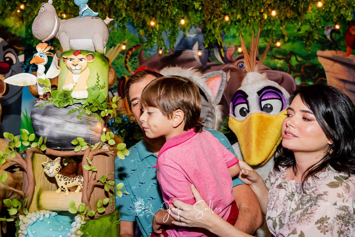 Joaquim faz 4 anos e comemora seu aniversário na Folia Encantada, Barra da Tijuca - RJ. A inspiração para o tema da festa vem da Disney. A Guarda do Leão foi toda idealizada pela decoradora Leticia Melgaço e a Fotografia foi da Fotógrafa Jaque Salles