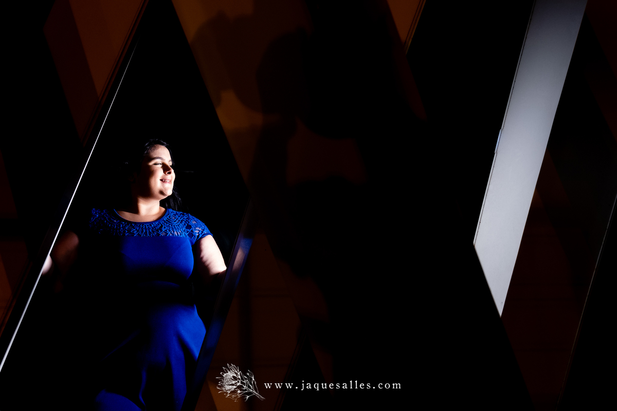 O Ensaio Fotográfico da Debutante Fernanda aconteceu na Cidade das Artes situada na Barra da Tijuca, RJ. Imagens da Fotógrafa carioca especialista em Fotografia de 15 anos, Jaque Salles Fotografia