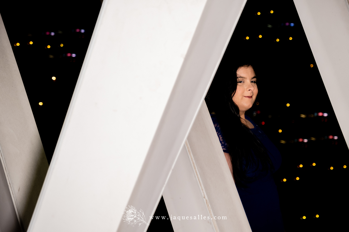 O Ensaio Fotográfico da Debutante Fernanda aconteceu na Cidade das Artes situada na Barra da Tijuca, RJ. Imagens da Fotógrafa carioca especialista em Fotografia de 15 anos, Jaque Salles Fotografia