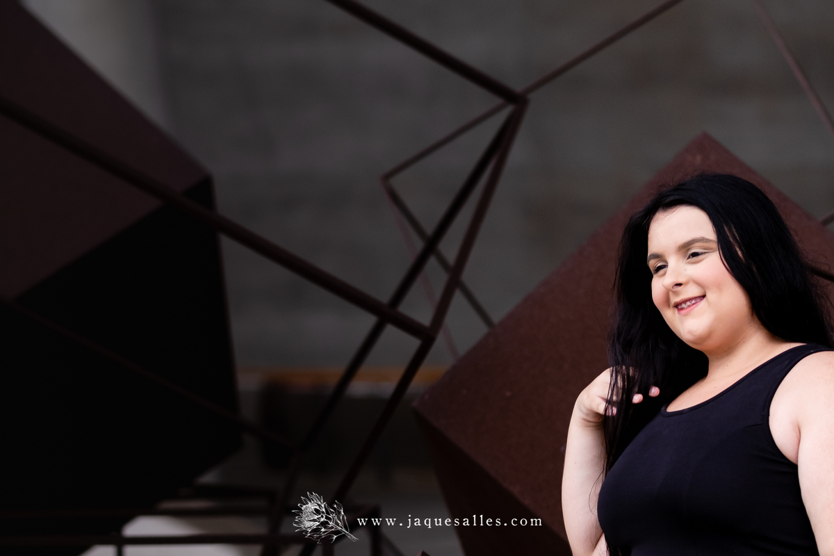 O Ensaio Fotográfico da Debutante Fernanda aconteceu na Cidade das Artes situada na Barra da Tijuca, RJ. Imagens da Fotógrafa carioca especialista em Fotografia de 15 anos, Jaque Salles Fotografia