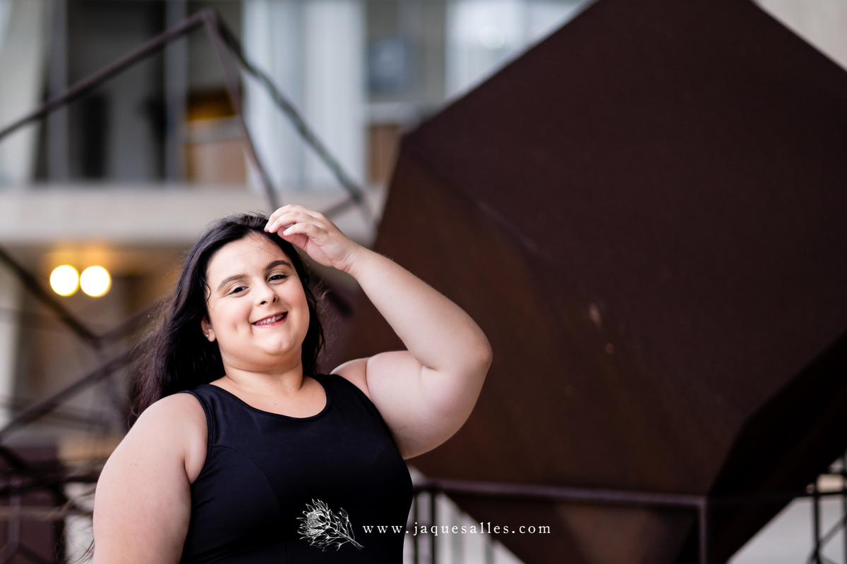 O Ensaio Fotográfico da Debutante Fernanda aconteceu na Cidade das Artes situada na Barra da Tijuca, RJ. Imagens da Fotógrafa carioca especialista em Fotografia de 15 anos, Jaque Salles Fotografia