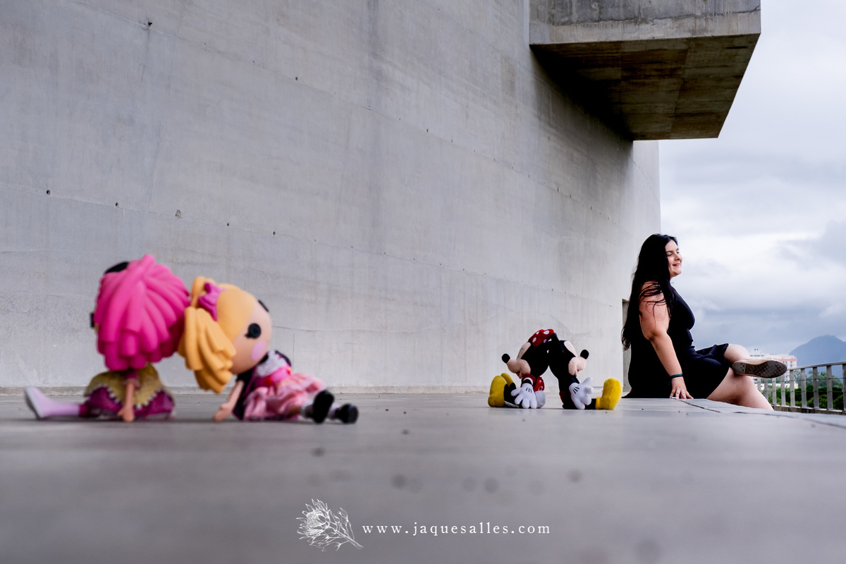 O Ensaio Fotográfico da Debutante Fernanda aconteceu na Cidade das Artes situada na Barra da Tijuca, RJ. Imagens da Fotógrafa carioca especialista em Fotografia de 15 anos, Jaque Salles Fotografia