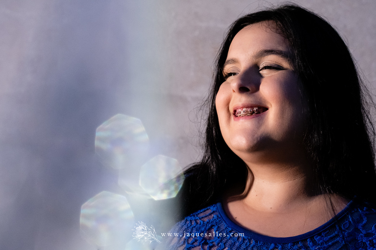 O Ensaio Fotográfico da Debutante Fernanda aconteceu na Cidade das Artes situada na Barra da Tijuca, RJ. Imagens da Fotógrafa carioca especialista em Fotografia de 15 anos, Jaque Salles Fotografia