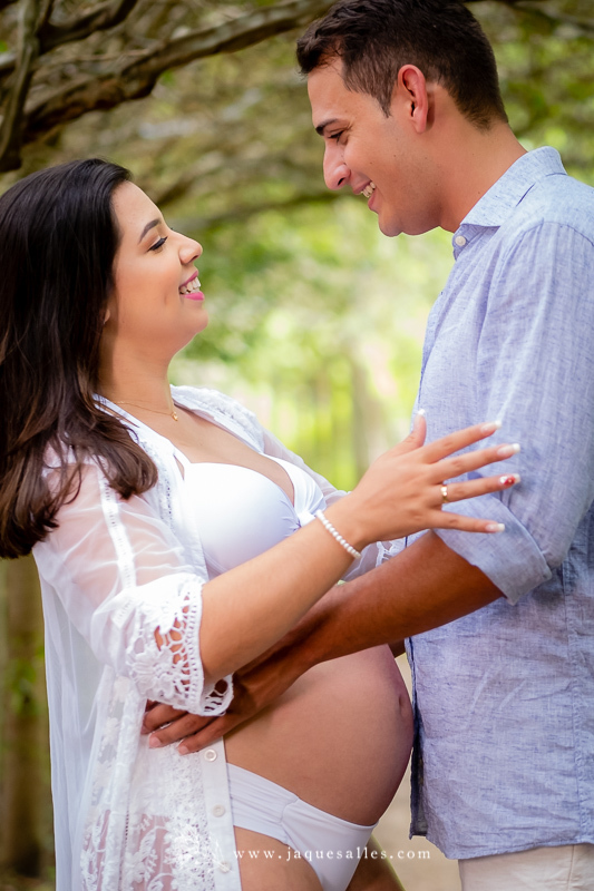 Ensaio Gestante Letícia e Luiz no Rio de Janeiro, RJ. O Ensaio Fotográfico aconteceu na Prainha região do Recreio dos Bandeirantes. A Fotógrafa Fine Art Jaque Salles foi a responsável pelos cliques da Família.