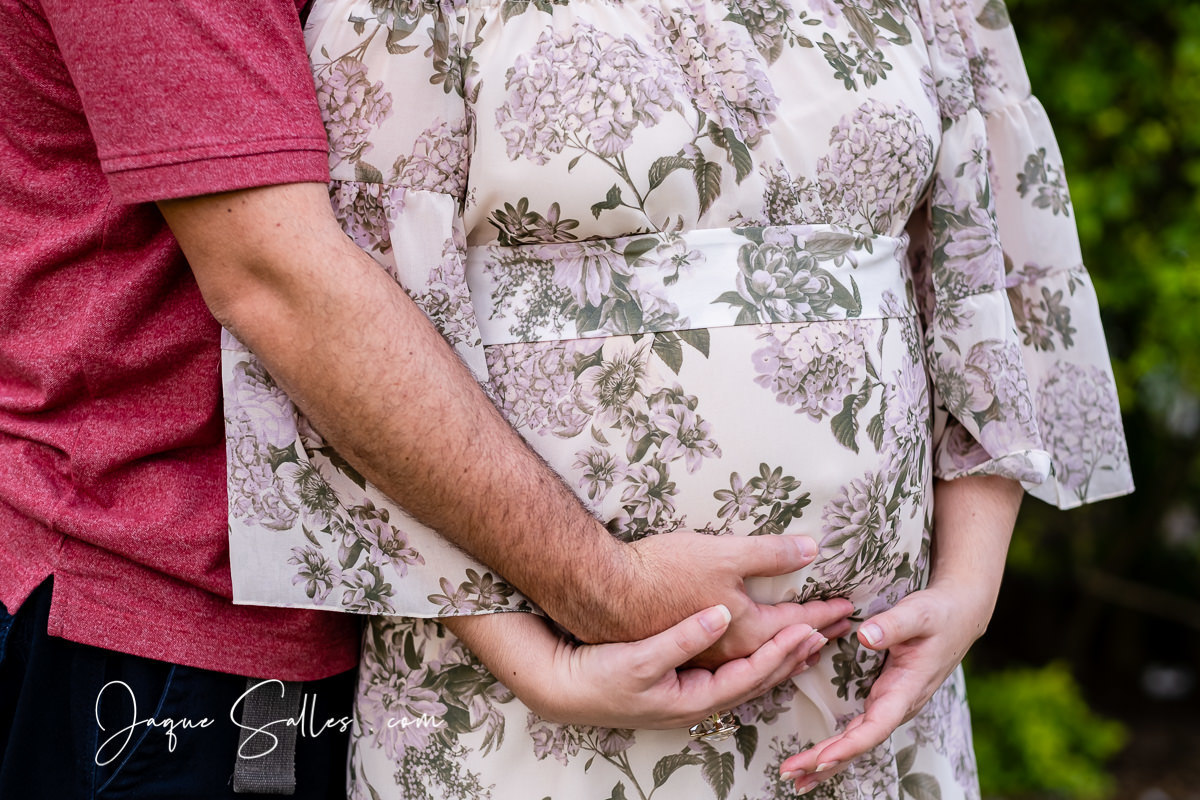 Ensaio Fotográfico Gestante ao ar livre na Barra da Tijuca - RJ. Clarissa faz ensaio fotográfico gestante do segundo filho Antônio, imagens da  Fotógrafa de Casamento e famílias, Jaque Salles Fotografia RJ.
