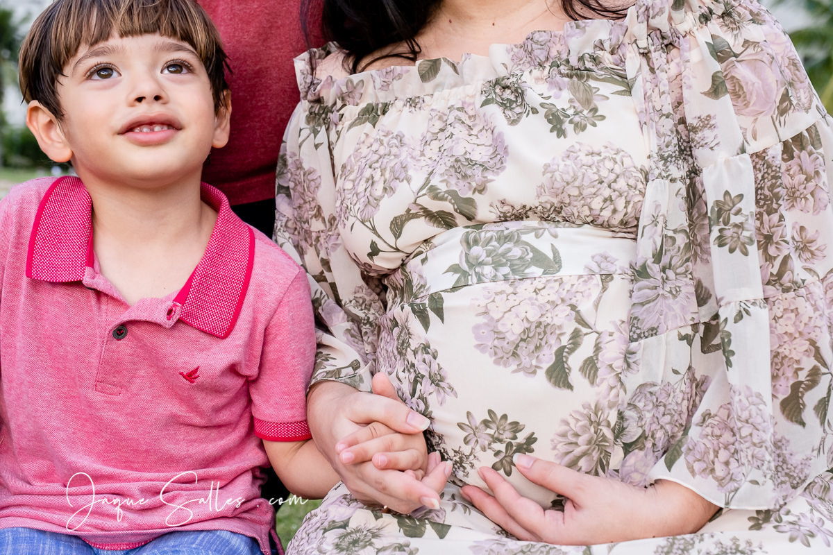 Ensaio Fotográfico Gestante ao ar livre na Barra da Tijuca - RJ. Clarissa faz ensaio fotográfico gestante do segundo filho Antônio, imagens da  Fotógrafa de Casamento e famílias, Jaque Salles Fotografia RJ.