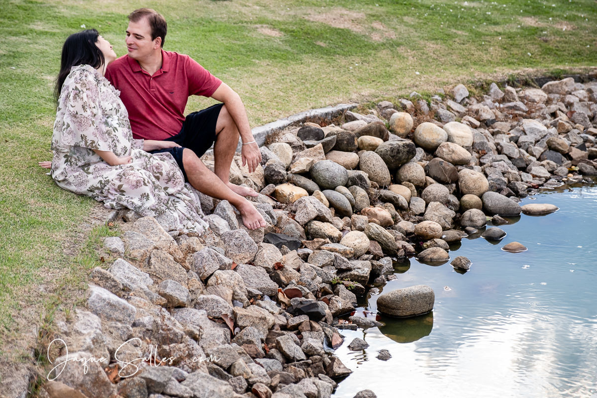 Ensaio Fotográfico Gestante ao ar livre na Barra da Tijuca - RJ. Clarissa faz ensaio fotográfico gestante do segundo filho Antônio, imagens da  Fotógrafa de Casamento e famílias, Jaque Salles Fotografia RJ.