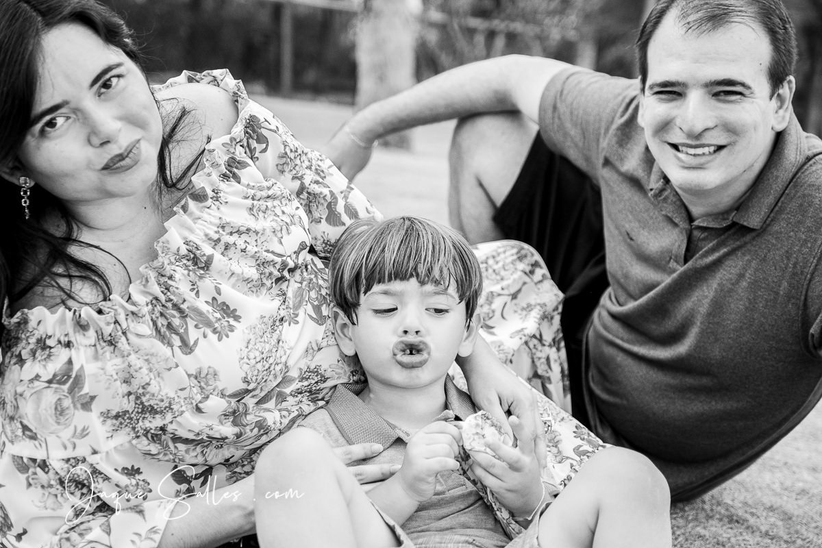 Ensaio Fotográfico Gestante ao ar livre na Barra da Tijuca - RJ. Clarissa faz ensaio fotográfico gestante do segundo filho Antônio, imagens da  Fotógrafa de Casamento e famílias, Jaque Salles Fotografia RJ.