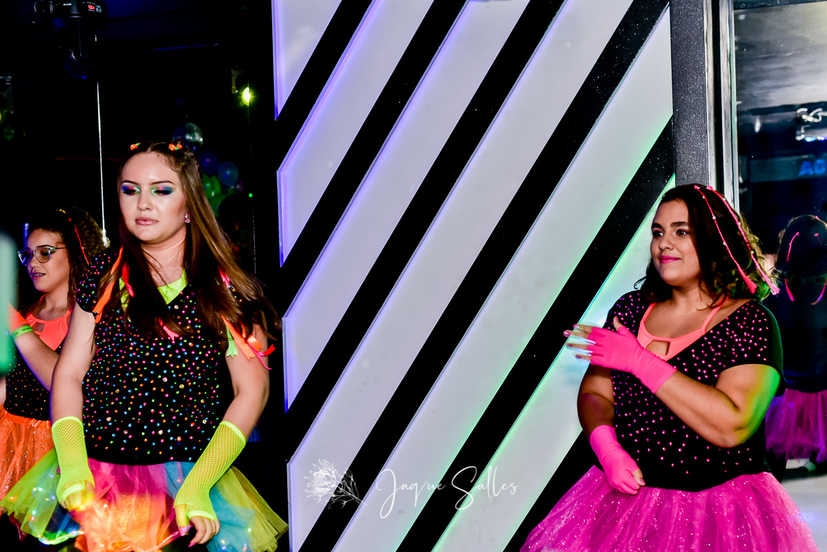 Festa de 15 anos com o Tema Neon da Debutante Tarsila na Casa de Festa Teen Party Club em Copacabana - RJ. Fotografia de Jaque Salles