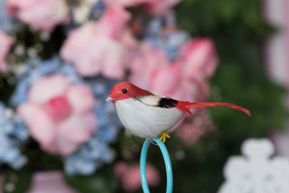 Passarinhos e flores decoram festa de 1 ano de menina