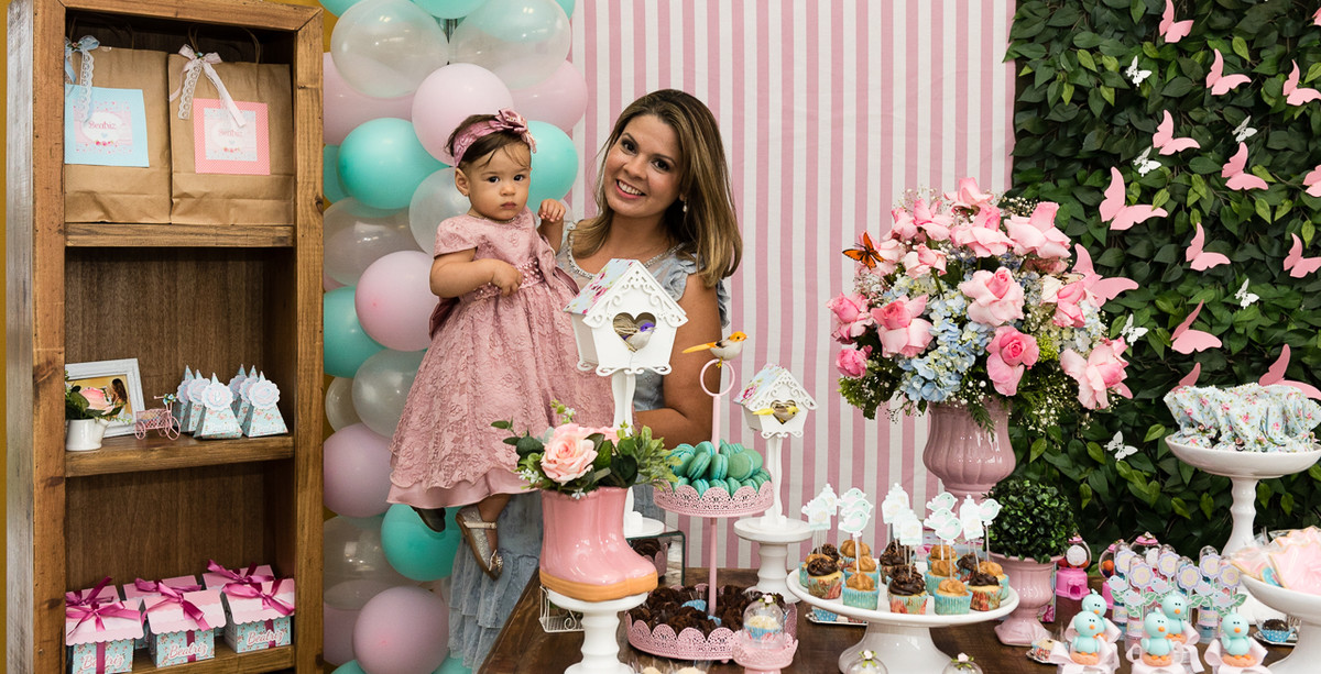 mãe e filha na festa de 1 ano tema natureza