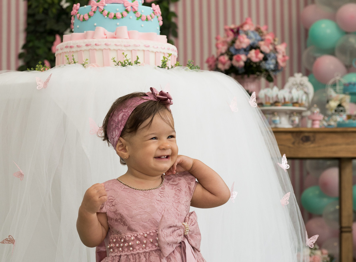 Criança sorrindo durante sua festa de um ano