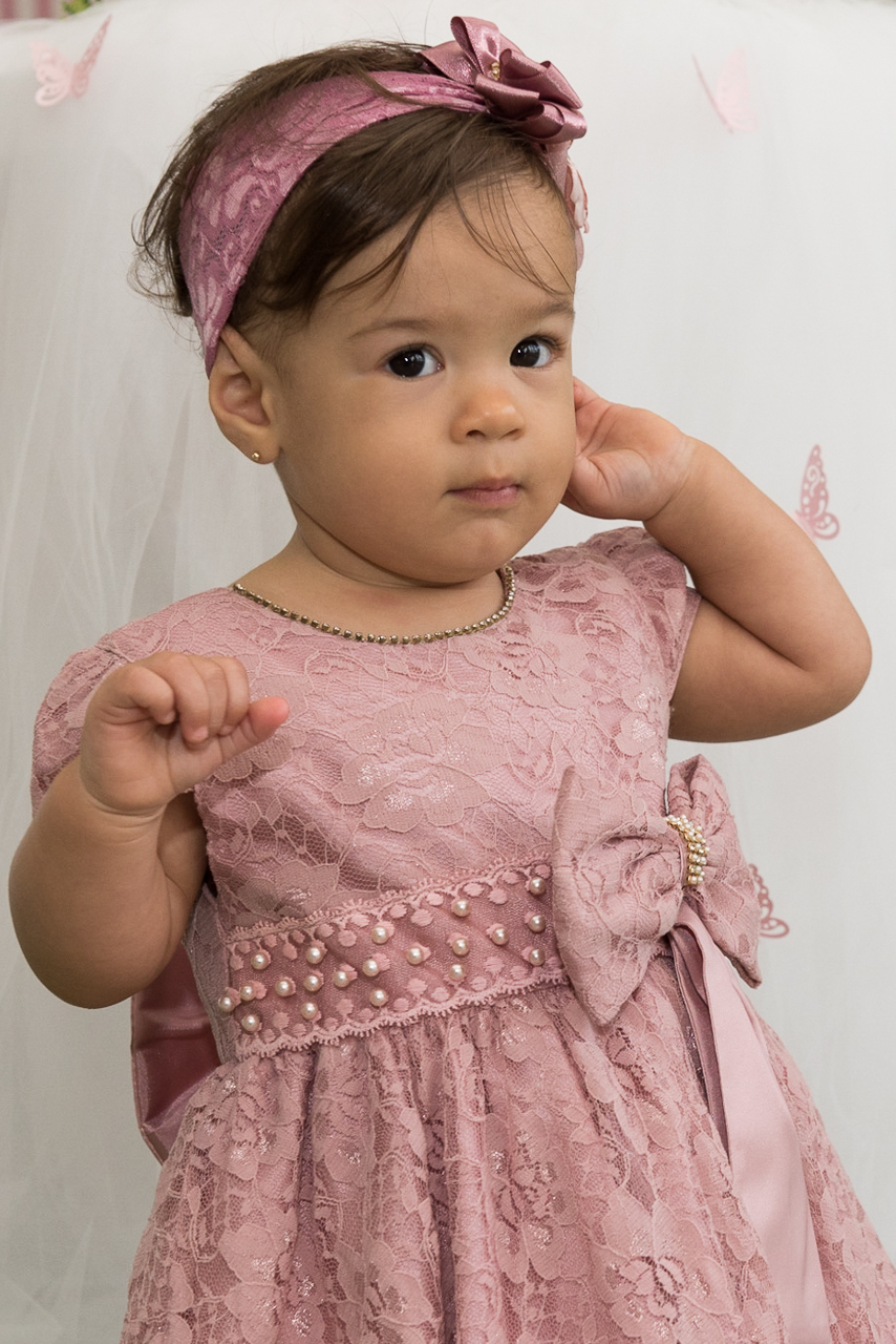 menina se diverte durante seu aniversário de um ano