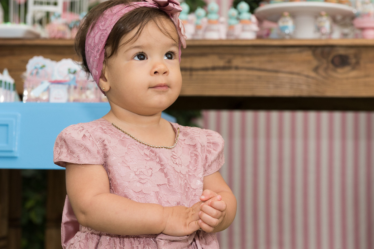 Fotografa Infantil registra olhar de criança pensativa