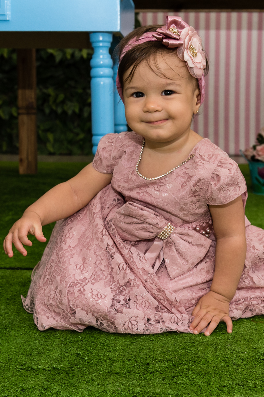 menina começa a andar durante sua festa de aniversário